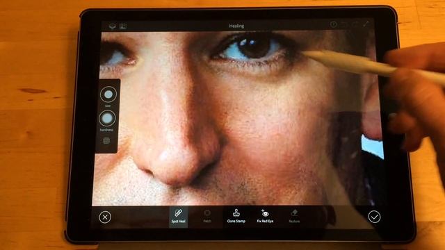 How To PhotoShop A Face On iPad And iPhone смотреть онлайн