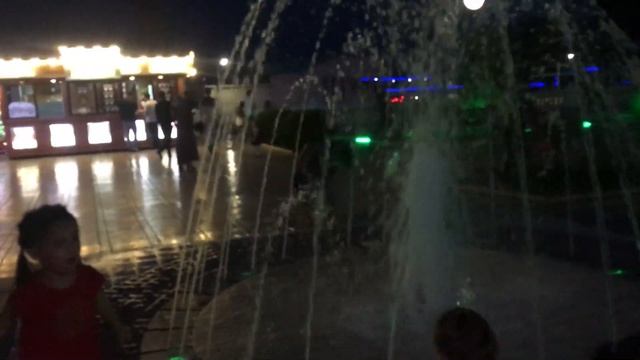 Амир помыл голову в фонтане смотреть онлайн