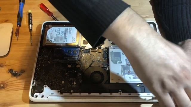 Разбор MacBook 13” Late 2009 A1342 Замена материнской платы смотреть онлайн