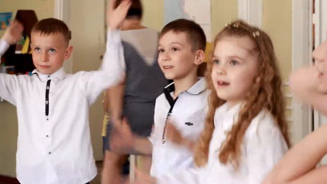 Пони Искорка научила Человека-паука танцевать | Играй Дом смотреть онлайн