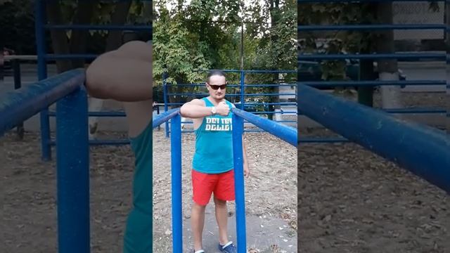 Отжимания на брусьях широким и узким хватом. смотреть онлайн