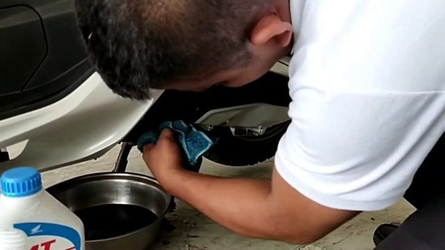 PCX 160 First Change Oil And Oil Filter Cleaning #pcx160 #honda #change Oil #oilfilter #pcx160