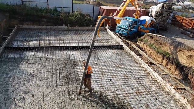 Заливаем плиту Бетононасосом . Г. КРАСНОЯРСК смотреть онлайн