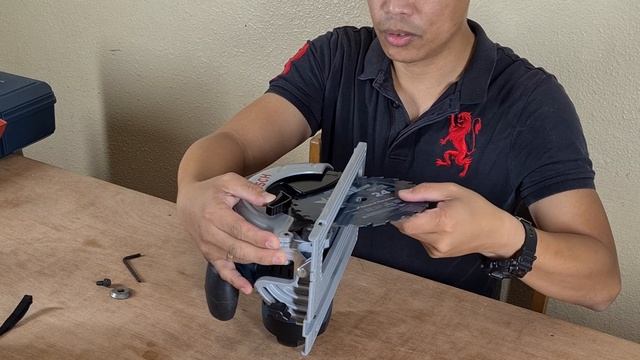 Bosch 18 volt Lithium-ion 6-1/2" Circular Saw CCS180 Unboxing/Review смотреть онлайн