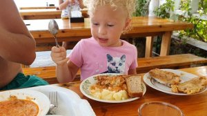 Детский влог. Кушаем вместе с мамой и папой. Дети блогеры