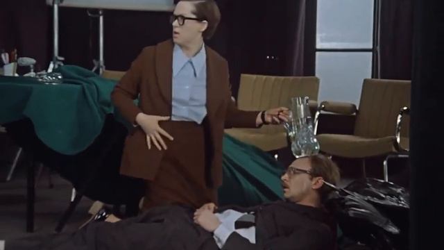 "Я ещё не выясняла. Сдайте, пожалуйста, деньги на венок..." Служебный роман (1977) смотреть онлайн