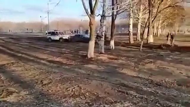 Завязли на пляже, а в итоге стукнули и автомобиль полиции, который их вытаскивал смотреть онлайн