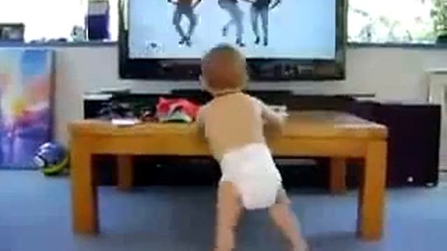 Еще на ногах не стоит, но отплясывает будь здоров! смешное видео смотреть онлайн