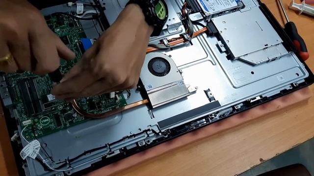 วิธีเปลี่ยน Mainboard เครื่อง all in one DELL смотреть онлайн