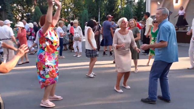 ОЙ, СМЕРЕКО! ТАНЦЫ В ПАРКЕ ГОРЬКОГО ХАРЬКОВ СЧАСТЛИВЫЕ ДНИ смотреть онлайн