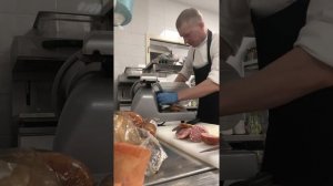 Учимся резать колбасу на слайсере.