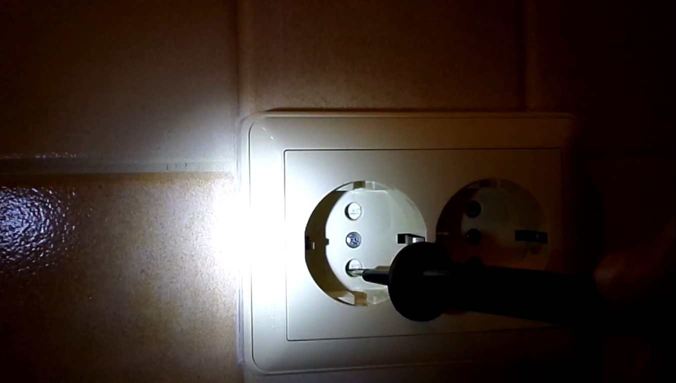 Розетка не впускает вилку? что делать?  Устраняем проблему легко! Защита детей от поражения током!