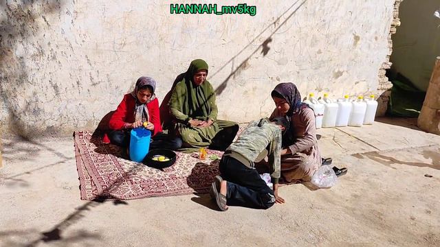 A nomadic family cleans after losing their mother's memory смотреть онлайн