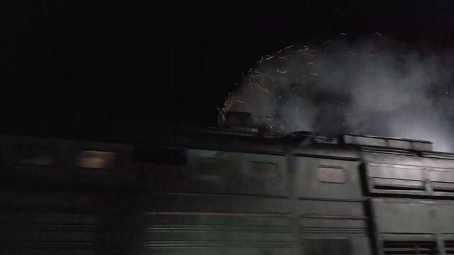 Искрящий тепловоз?. 2тэ10л-2077б-792а Бессарабка - Джурджулешты смотреть онлайн