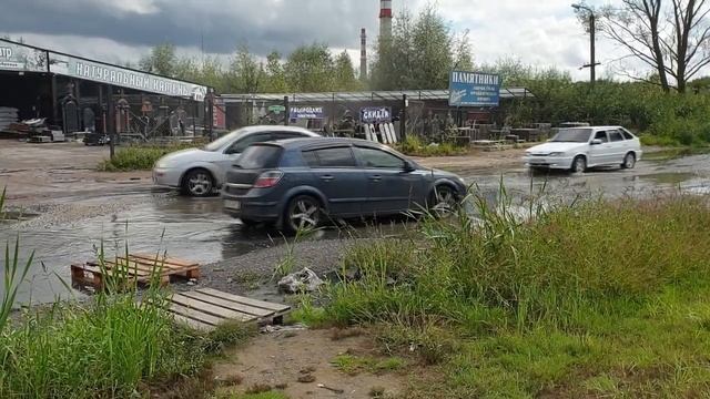 Фонтан из нечистот напротив "Гранд Парка" в Клинцах. смотреть онлайн