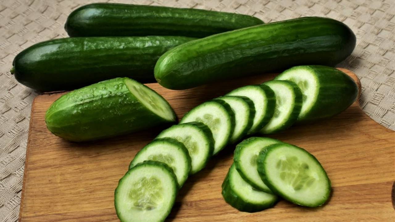 ЗИМОЙ РАДОВАЛАСЬ, ЧТО ЗАКРЫЛА МНОГО БАНОЧЕК!!! ОЧЕНЬ ВКУСНЫЙ САЛАТ ИЗ ПЕРЕРОСШИХ ОГУРЦОВ НА ЗИМУ! смотреть онлайн