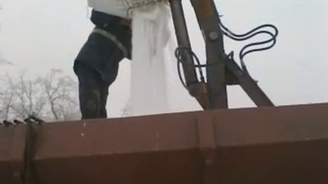 Разбрасыватель удобрений с манипулятором смотреть онлайн