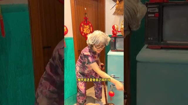 蘑菇頭生病感冒還搶大丫冰棒吃，結果自己肚子痛還責怪別人，奶奶是非不分打大丫！ 【上官浩辰】 смотреть онлайн