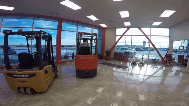 Forklift - Toyota 7FBCU25 смотреть онлайн