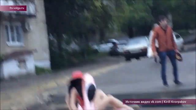 Фотосессия в луже с надувным фламинго. Саратов смотреть онлайн