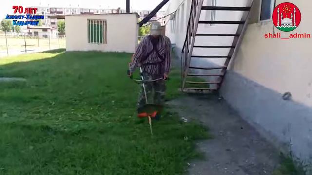 В с. Чири-юрт проводятся мероприятия по облагораживанию придорожных территорий. смотреть онлайн