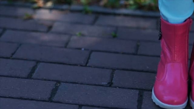 Яркие сапожки для девочки от «Юничел» смотреть онлайн