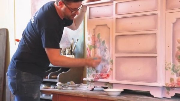 How to use paper napkins as decoupage furniture flip