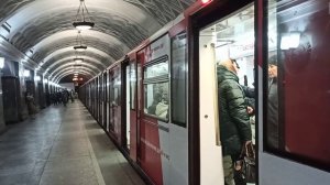 Именной поезд 81-740.4/741.4 Русич «Что делают первые?» на станции метро Курская АПЛ.