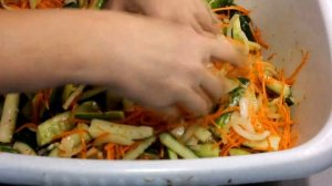 Салат из огурцов переростков на зиму. Корейский салат на зиму.