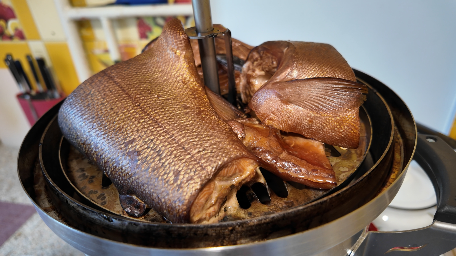 ГОЛОДНЫМ НЕ СМОТРЕТЬ! Форель горячего копчения в квартирных условиях. смотреть онлайн