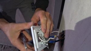 Как подключить одноклавишный выключатель. Как установить его в подрозетник.