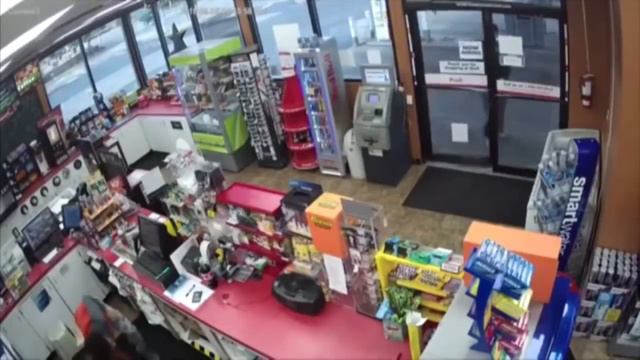 Teens rob store after clerk collapses from heart attack смотреть онлайн