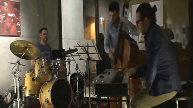 Amabile Trio - Message In A Bottle (The Police) смотреть онлайн