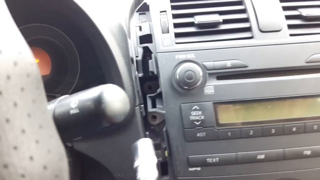Toyota Corolla. Снятие магнитолы и Установка USB адаптера YATOUR . смотреть онлайн