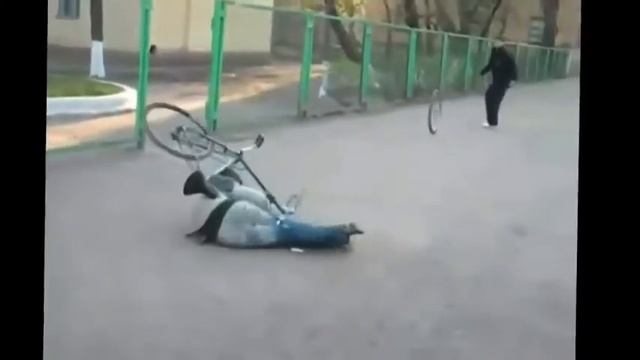 Хохма! - Парень грохнулся с велосипеда! смотреть онлайн