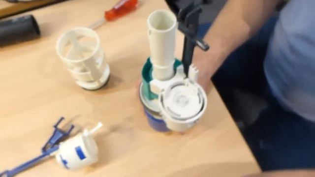 Mонтаж пневмокнопки в бачок инсталляций Geberit Sigma смотреть онлайн