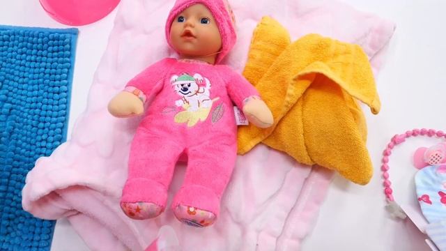 Купаем Беби Борн и везем к доктору! Игры в больничку - видео про игрушки для детей и дочки матери смотреть онлайн