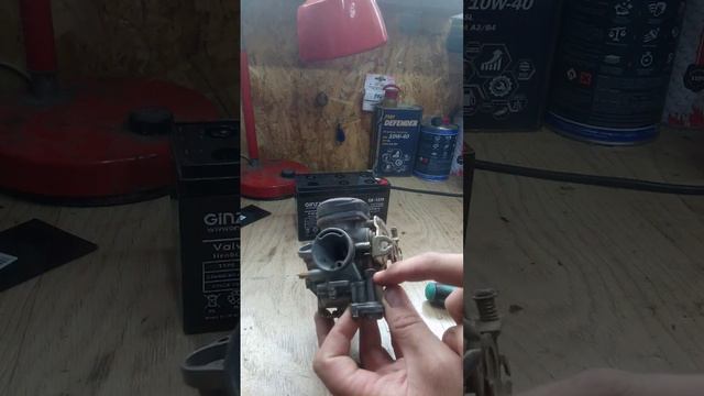 Пыльник ускорительного насоса карбюратора на скутер из старого АКБ.