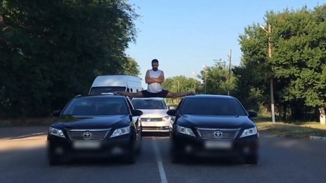 Парень из Краснодарского края повторил трюк Ван Дамма, продержавшись более 5 минут смотреть онлайн