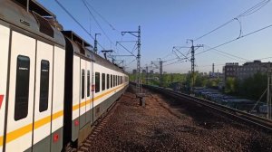 Электропоезд ЭП2д летит на высокой скорости и прибывает на станцию Окружная D1 МЦД Москва