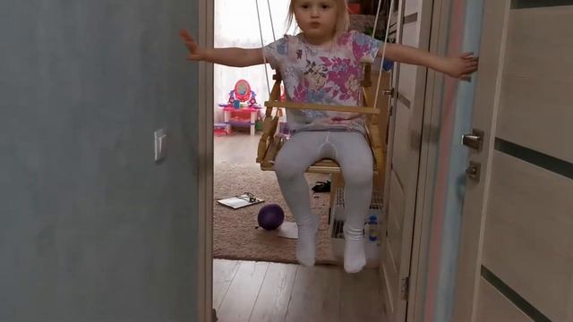 Анюта 4 года, опять на качели))) смотреть онлайн