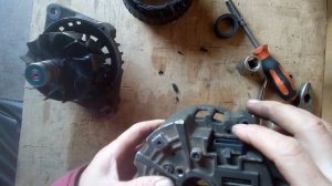 Разбор генератора и замена щетки Daewoo Chevrolet Lanos дефектовка подшипники токосъемные кольца.