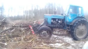 МТЗ 82 с лесным отвалом. Сгребание веток.