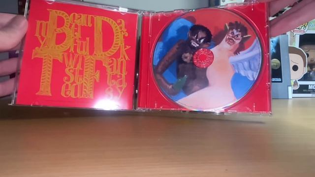 Kanye West - My Beautiful Dark Twisted Fantasy CD (Unboxing) смотреть онлайн