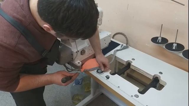 замена масла на плоскошовной промышленной швейной машине Jack 8569 ADI смотреть онлайн