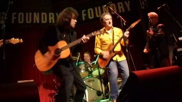"Live And Let Die" - Denny Laine and The Cryers (with Steve Holley and Chris McKay) смотреть онлайн
