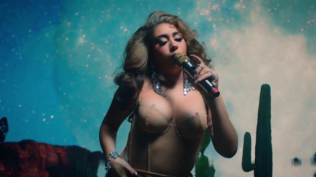Kali Uchis - La Luna Enamorada (Music Video)(4K)