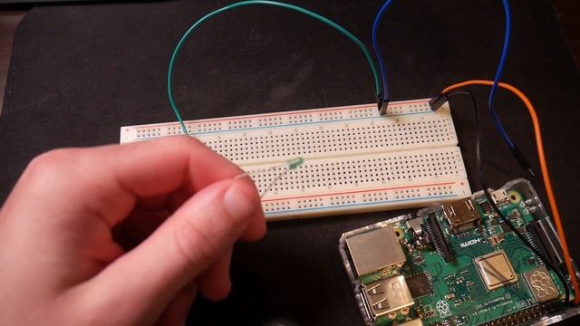 Raspberry Pi Tutorial (Model B+) - Using a Breadboard and LED’s смотреть онлайн