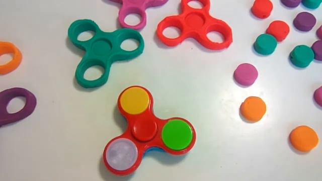 Спиннер для детей Как сделать Спиннер своими руками из Play Doh Fidger spinner Учим цвета смотреть онлайн
