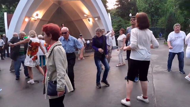 КАКИМИ РАНЬШЕ БЫЛИ МЫ, ТАКИМИ И ОСТАЛИСЬ! СЧАСТЛИВЫЕ МОМЕНТЫ ИЗ ПАРКА ГОРЬКОГО ХАРЬКОВ ТАНЦЫ смотреть онлайн